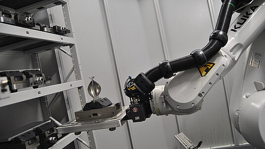 The HERMLE RS 1 robot system handles workpieces weighing up to 20 kg and pallets of up to 60 kg.