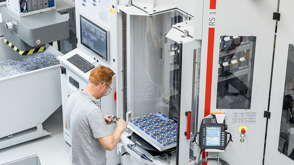 Milling tool operator Oleg Peters prepares the pallets for automatic machining over night in one-shift operation.