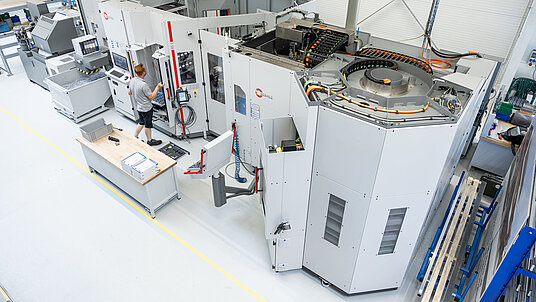 The HERMLE system consists of two C 32 U 5-axis machining centres that are supplied with workpieces automatically by the RS 1 robot system.