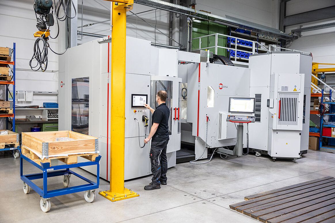 The HERMLE C 32 U HS flex machining centre manufactures workpieces weighing up to 1000 kilogrammes simultaneously on five axes.