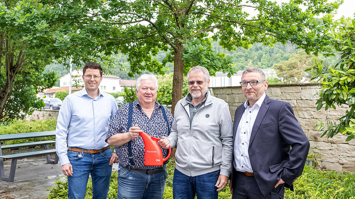 The exchange between the two companies began 20 years ago with the oak tree in the background: Michael Biersack, Technical Managing Director; Karl-Heinz Biersack, Senior Director; Hans Werner Hoppe, former member of sales field service and Manfred Pantel, current member of sales field service at Hermle