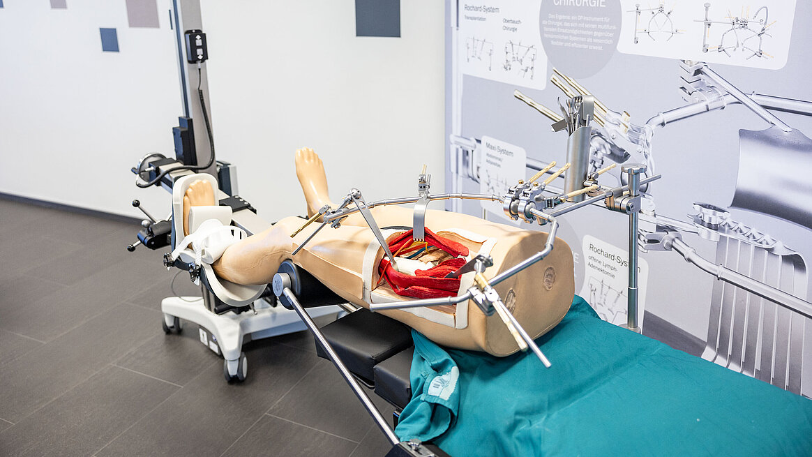 The RotexTable with RotexShoe holds the patient's leg in place while the retractor system holds the wound open during a hip operation.[Translate to English:] Der RotexTable mit RotexShoe fixiert das Bein des Patienten, während das Retraktorsystem die Wunde bei einer Hüft-OP offenhält.